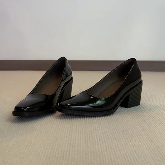 Damen elegante Blockabsatz-Pumps mit hochglänzender Lederoberfläche und komfortabler Fußbettstruktur R&B