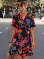 Damen Wickelkleid mit floralen Akzenten und elegantem Taillengurt R&B