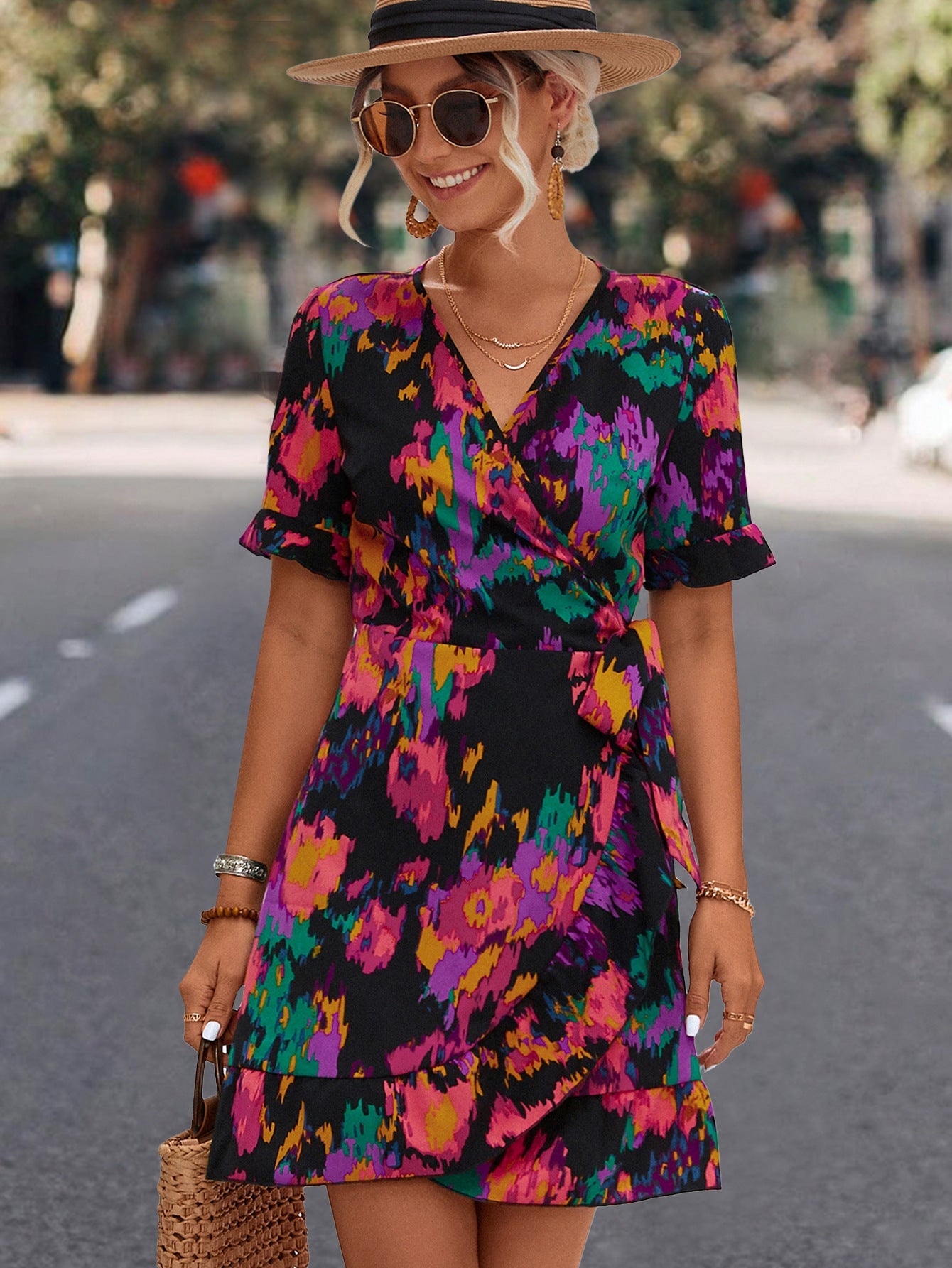 Damen Wickelkleid mit floralen Akzenten und elegantem Taillengurt R&B
