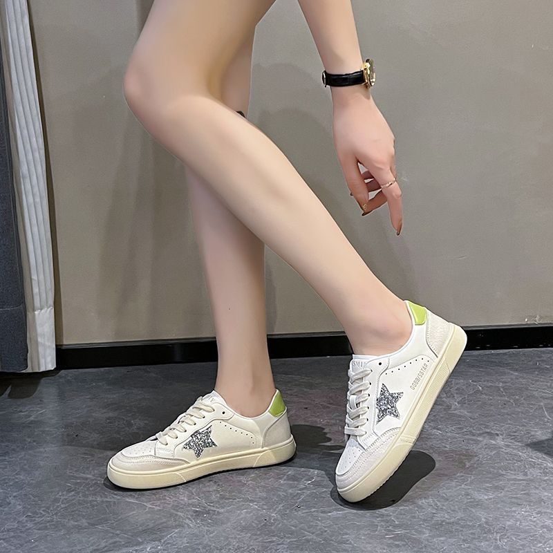 Damen Sneaker mit funkelnden Stern-Applikationen und atmungsaktiver Struktur