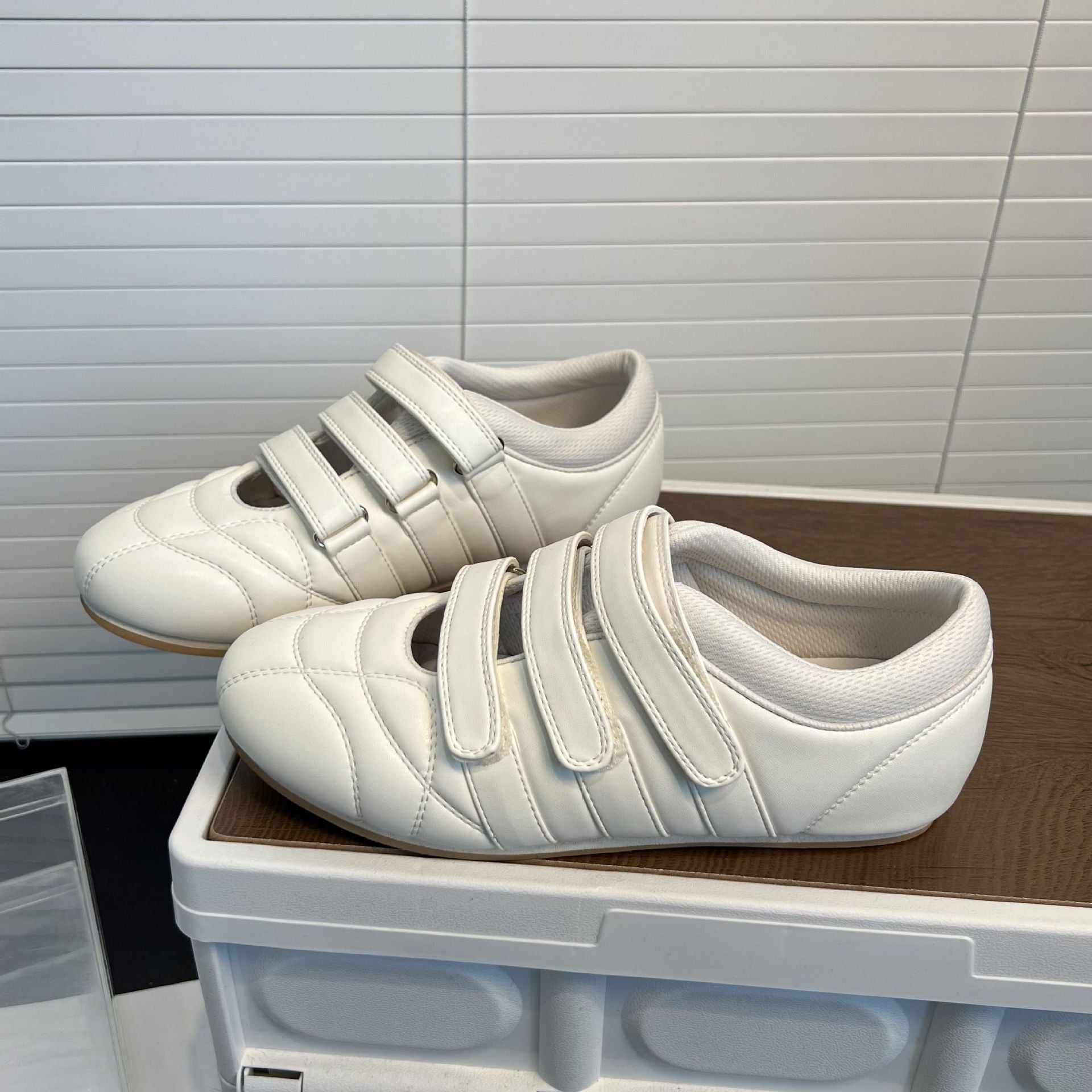 Damen Komfortable und atmungsaktive Sneakers mit verstellbarem Klettverschluss R&B