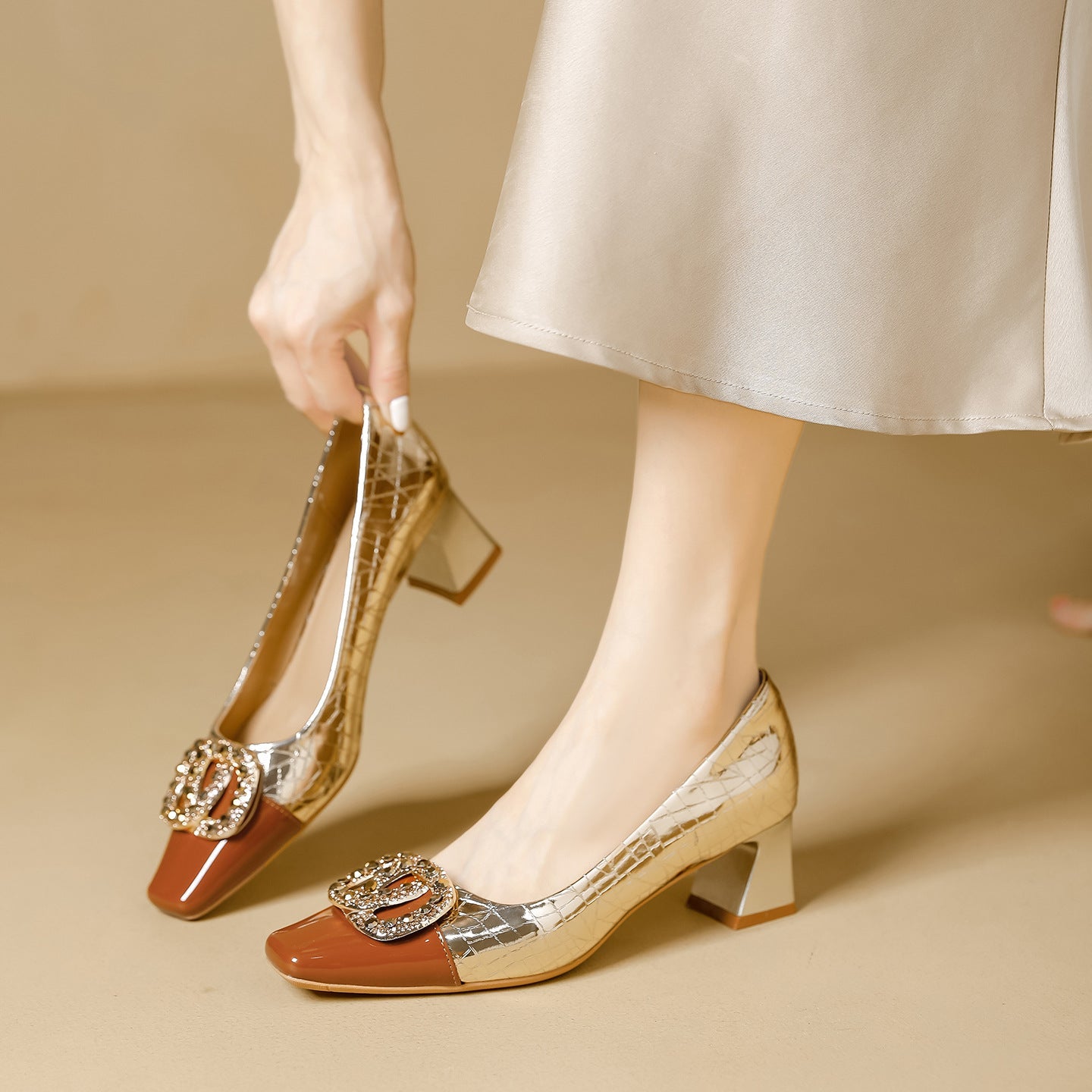 Damen elegante Pumps mit funkelndem Schmuckdetail und quadratischem Absatz