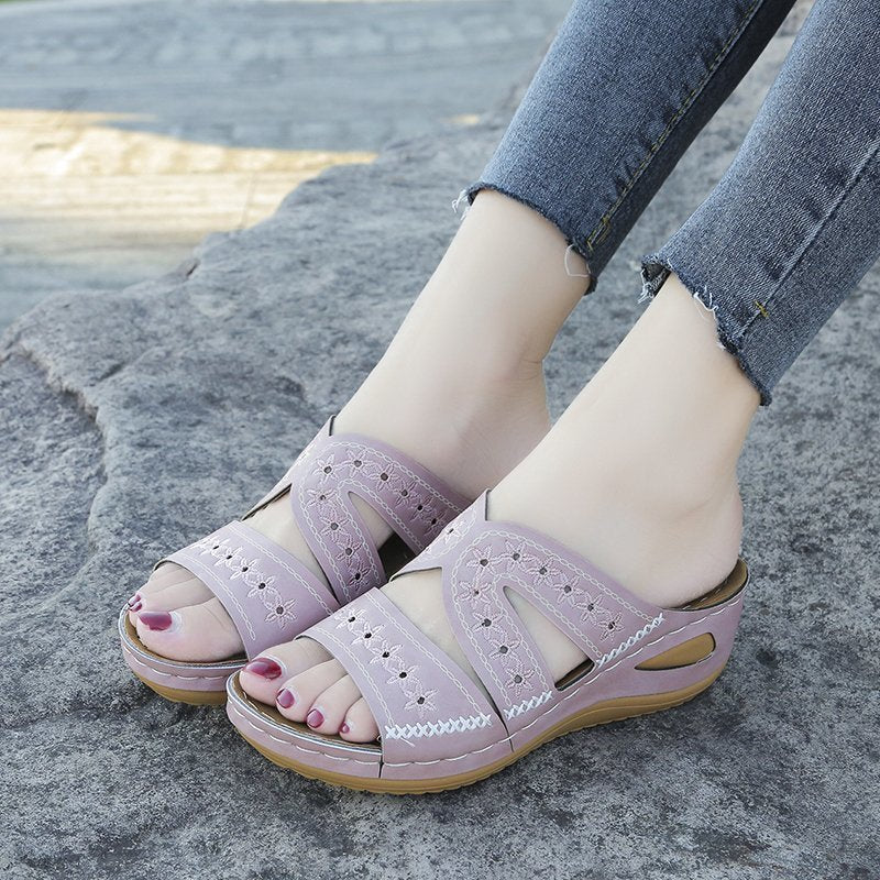 Damen Komfortable Sandalen mit floralem Schnitt und gepolstertem Fußbett R&B
