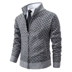 Herren Strickjacke mit modernem Zopfdesign und hohem Stehkragen R&B