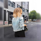 Damen taillierte Denim-Jacke mit klassischen Details R&B