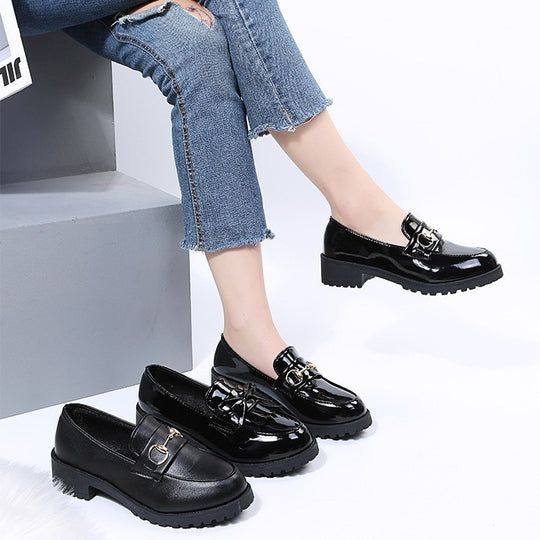 Damen Elegante Loafers mit glänzendem Finish und modischem Kettenverschluss R&B