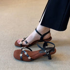 Damen elegante Sandalen mit floralen Akzenten R&B