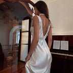 Damen elegantes Satin-Nachtkleid mit tiefem V-Ausschnitt und Spitzenakzenten R&B