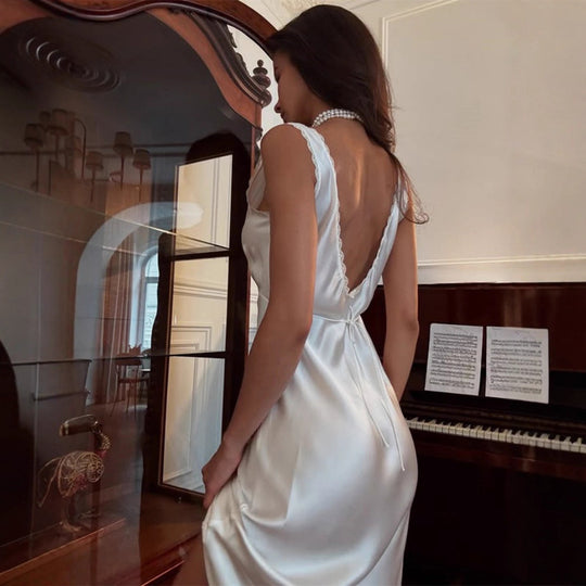 Damen elegantes Satin-Nachtkleid mit tiefem V-Ausschnitt und Spitzenakzenten R&B