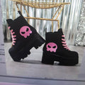 Damen nan knöchelhohe Plateau-Boots im Punk- und Gothic-Style mit überhöhter Profilsohle und markanter Totenkopf-Applikation R&B
