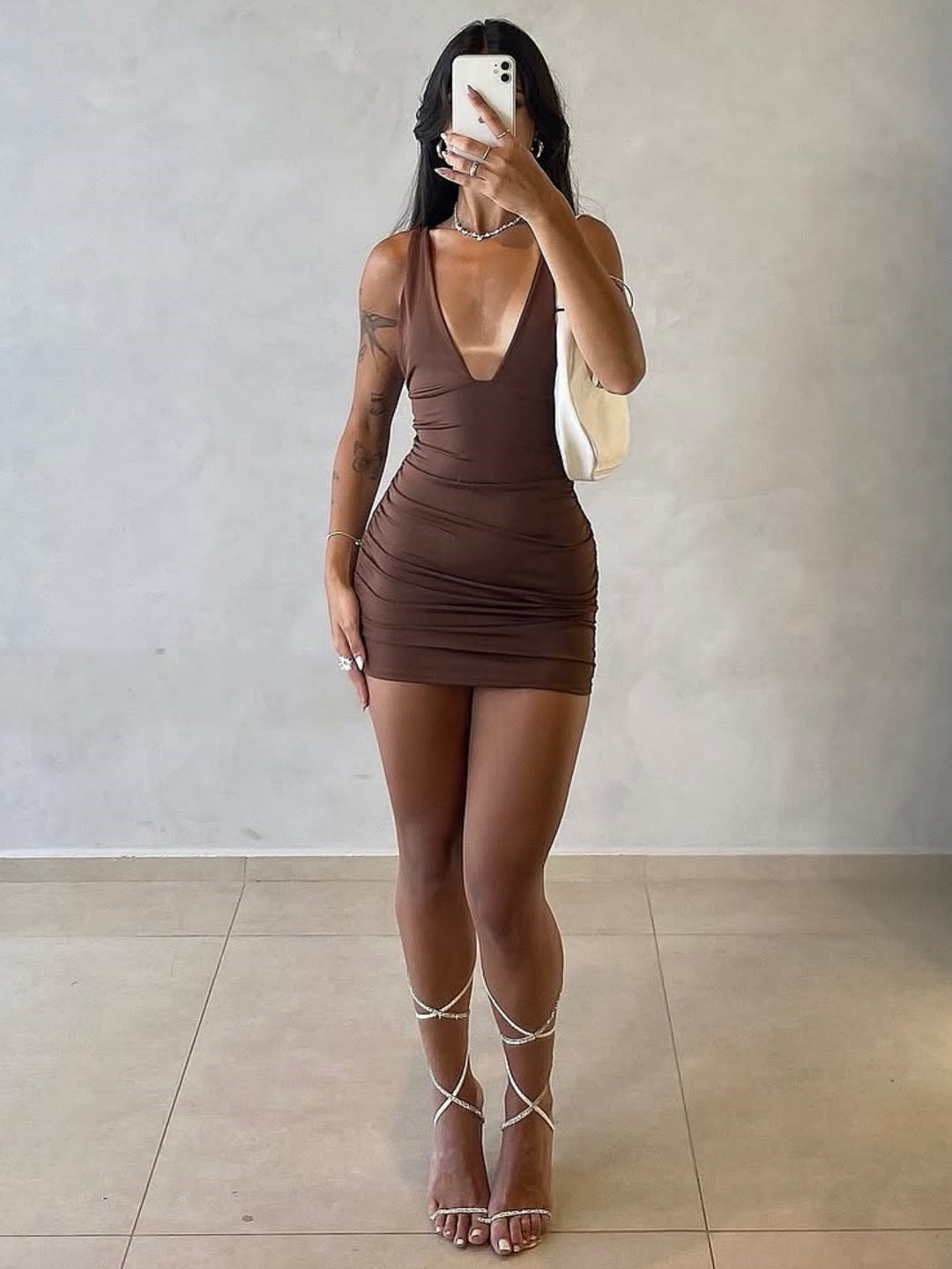 Damen figurbetontes Minikleid mit tiefem V-Ausschnitt und Raffung R&B