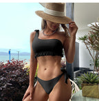 Damen Triangel-Bikini mit asymmetrischem Oberteil und verspieltem Rüschendetail