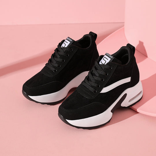 Damen nan urbaner Plateausneaker mit luftgeformter Zwischensohle und geschwungener Seitenapplikation R&B
