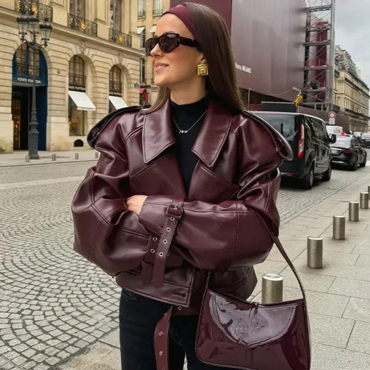 Damen Kunstleder Bikerjacke im modischem Cropped-Design mit taillierbarem Gürtel und dekorativen Knöpfen R&B