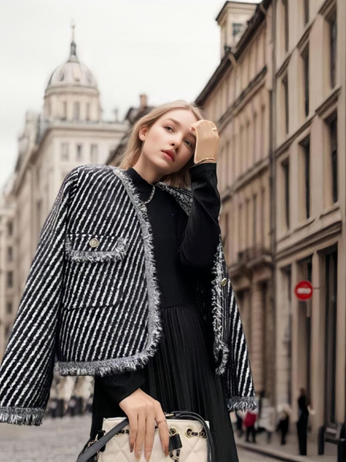 Damen luxuriöse Strickjacke mit fransigen Kanten und Knopfdetails