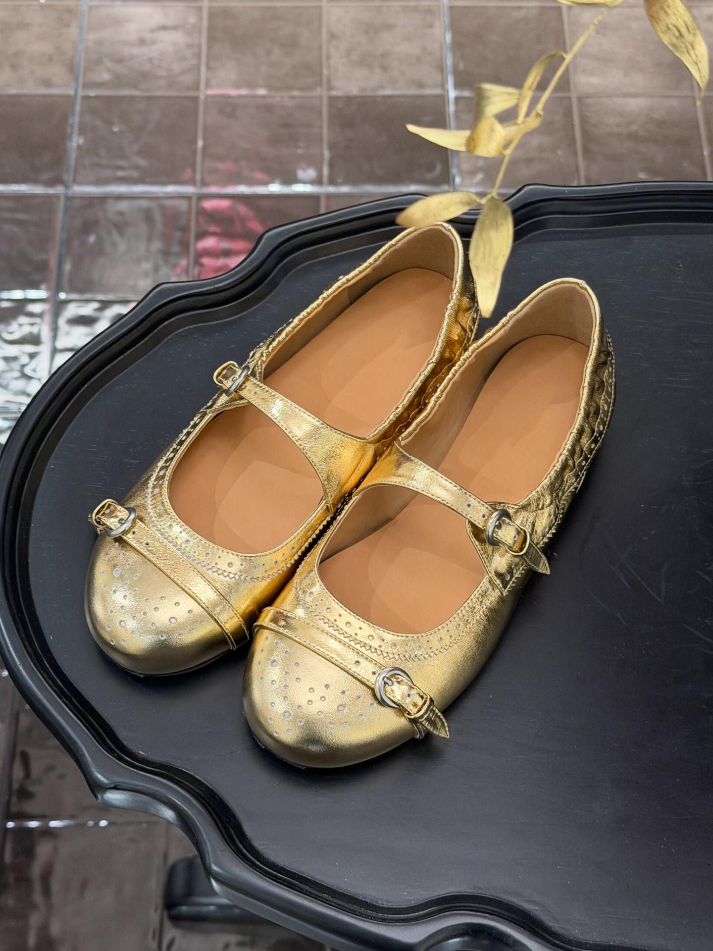 Damen elegante Ballerinas mit schimmerndem Riemchen und dekorativen Pünktchen R&B