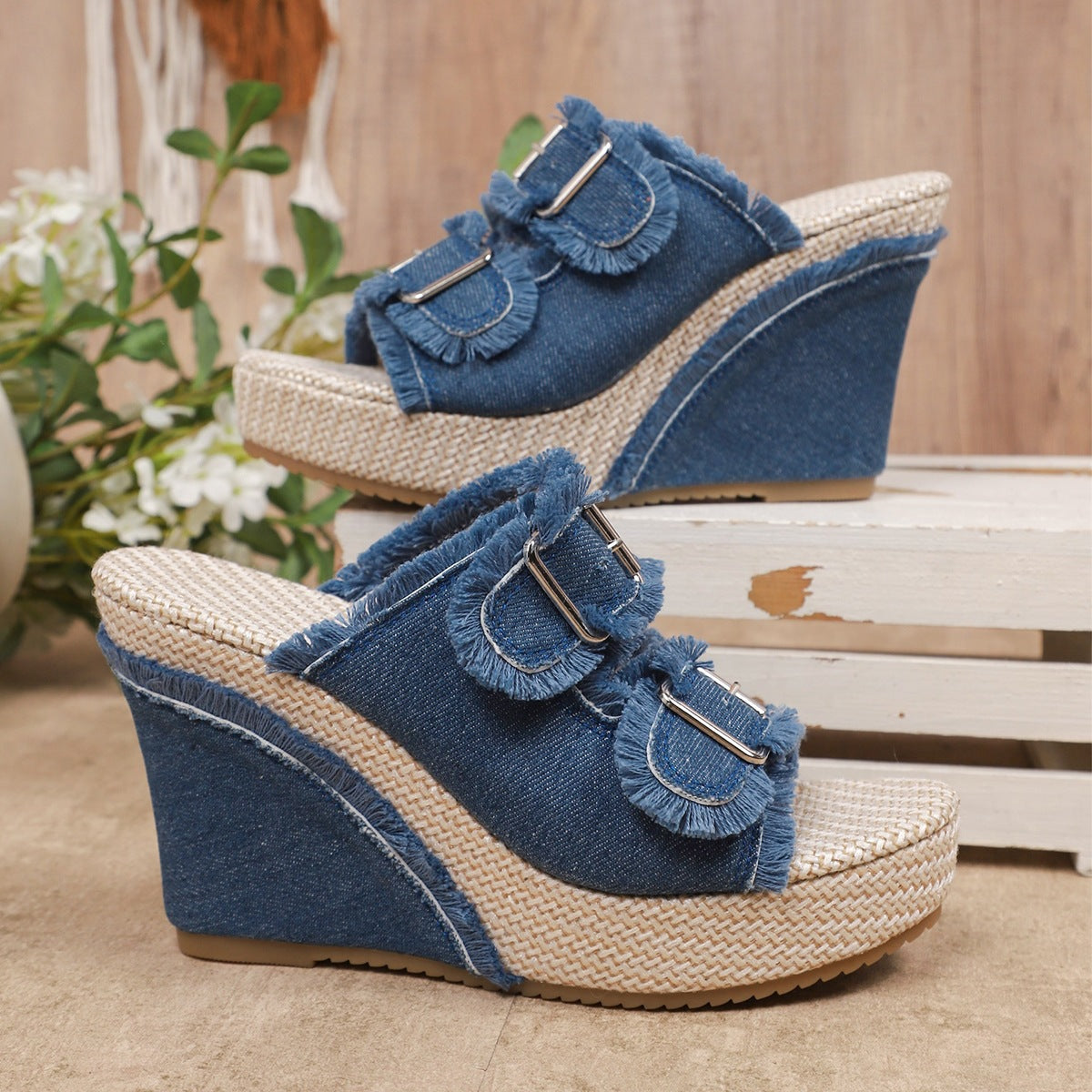 Damen Wedge-Pantoletten mit auffälligen Schnallen und fransigem Denim R&B