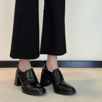 Damen Blockabsatz-Pumps mit doppeltem Riemchen und glänzender Oberflächenstruktur