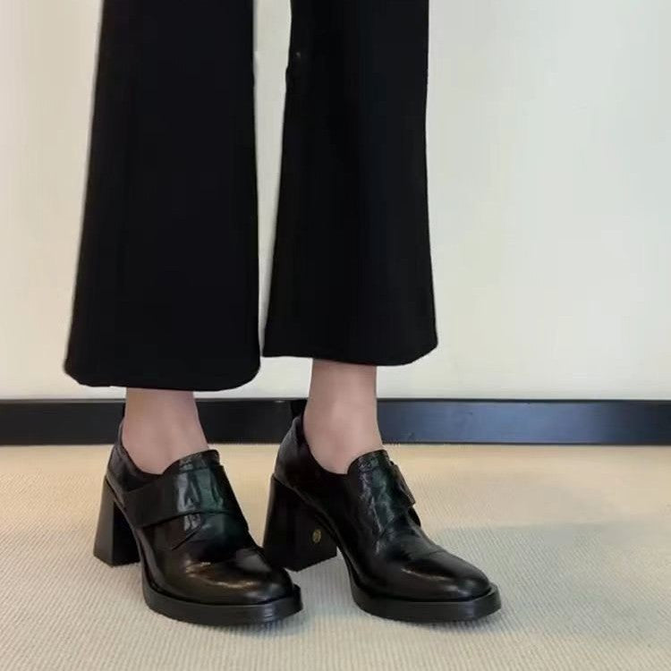Damen Blockabsatz-Pumps mit doppeltem Riemchen und glänzender Oberflächenstruktur