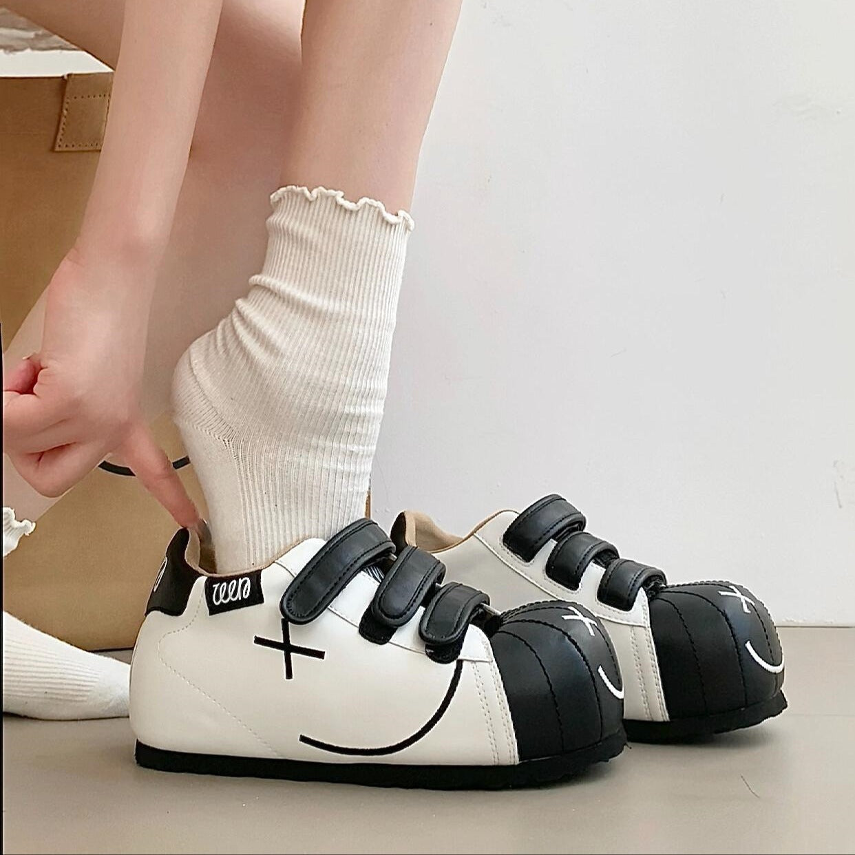 Damen Sneakers mit praktischem Klettverschluss und verspieltem Design