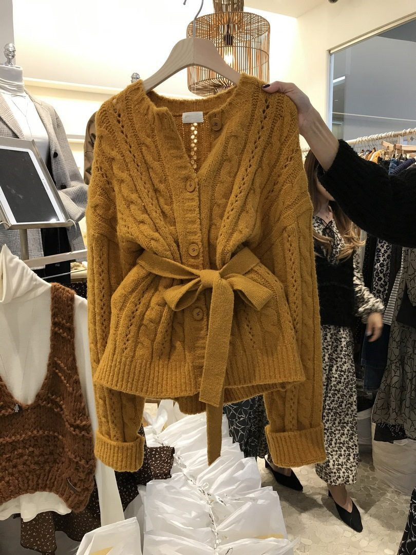 Damen Strickjacke mit Taillengürtel und Zopfmuster R&B