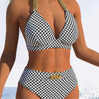 Damen Bikini-Set mit stilvollem Karomuster und goldfarbenen Akzenten