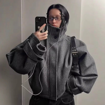 Damen nan kurze Wolljacke mit Stehkragen, Schulterklappen, verdeckter Knopfleiste und verstellbaren Manschetten R&B
