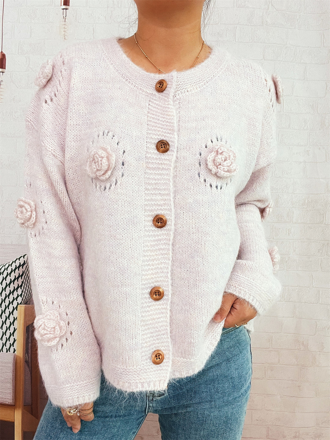 Damen Strickjacke mit floralen Applikationen und dekorativen Knöpfen R&B