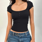 Damen figurbetontes Kurzarmshirt mit tiefem Rundhalsausschnitt und modischer Knopfleiste EB