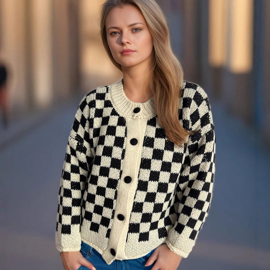Damen Grobstrickjacke mit modernem Karomuster und praktischen Knopfdetails R&B