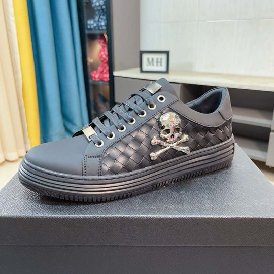 Damen modische Sneakers mit geflochtenem Design und auffälligem Totenkopf-Element R&B