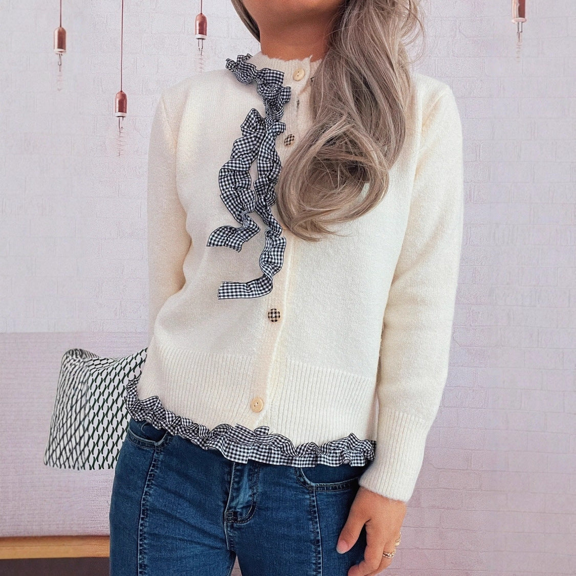 Damen Strickjacke mit romantischem Rüschenabschluss und detailverliR&Btem Knopfdurchzug R&B