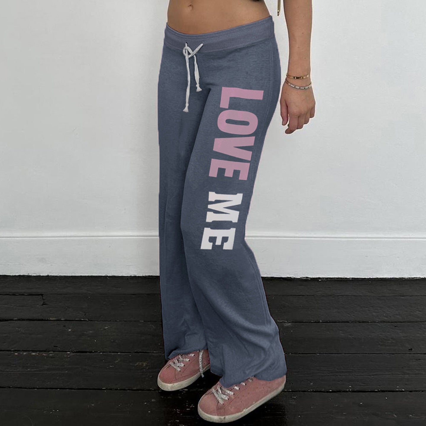 Damen Flared Jogginghose mit farblich abgesetztem Bund und modischem Schriftzug R&B
