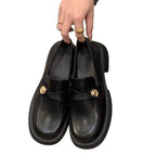 Damen elegante Lackleder-Mokassins mit goldener Schnallenverzierung R&B