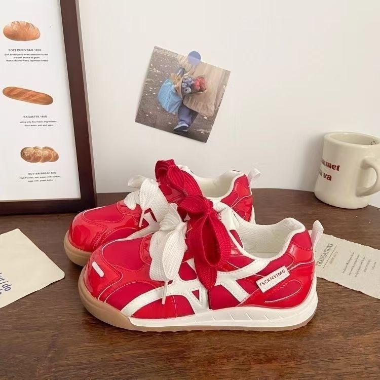 Damen Sportliche Sneakers mit verspielten Schnürdetails und modischem Obermaterial R&B