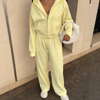 Damen Sportliches Outfit mit cropped Hoodie und weiten Jogginghosen R&B