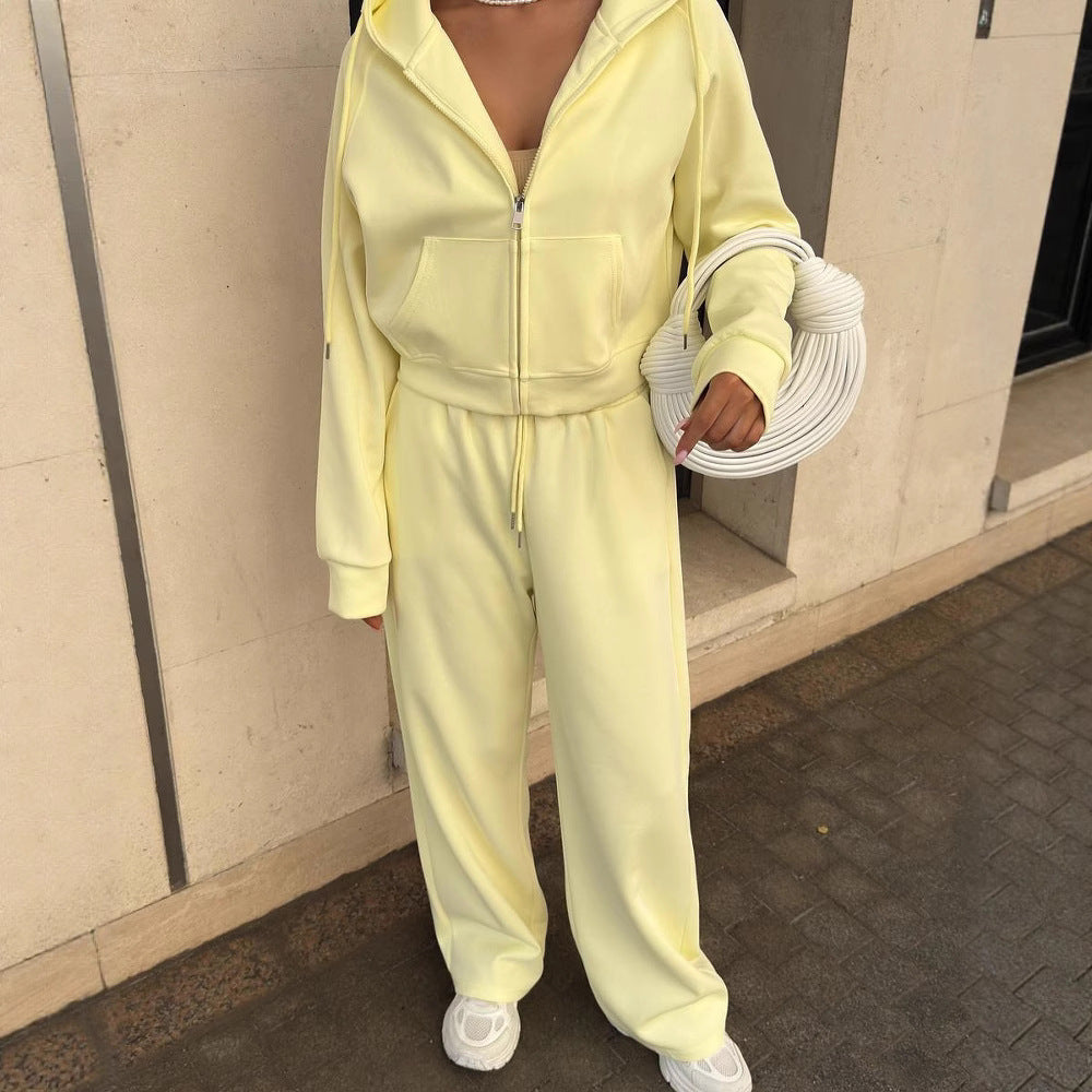 Damen Sportliches Outfit mit cropped Hoodie und weiten Jogginghosen R&B