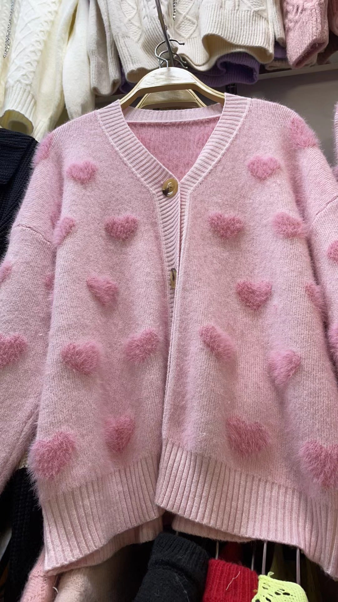Damen Kuschelige Strickjacke mit herzförmigem Design und Knopfdetail R&B