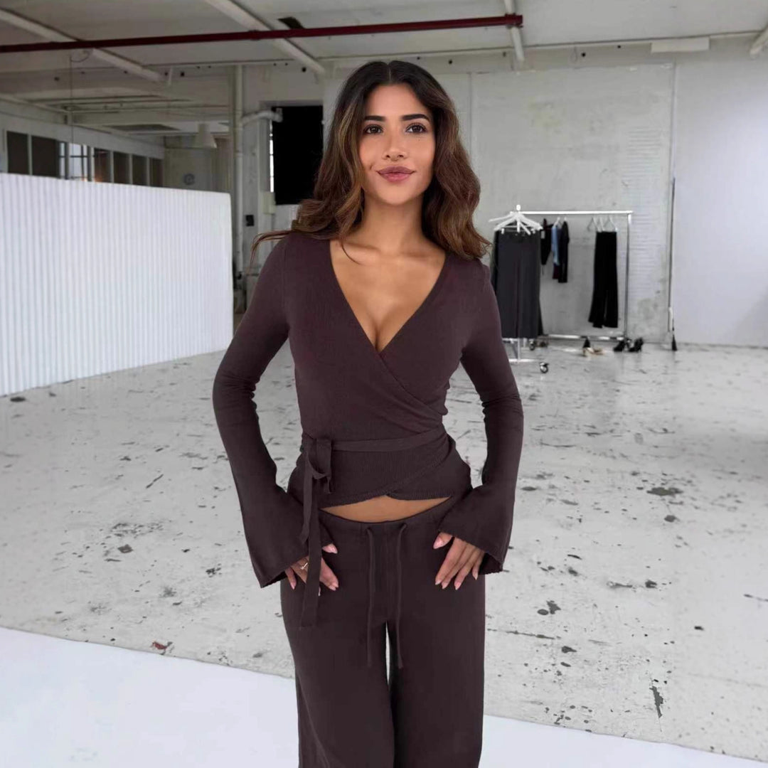 Damen nan Strick-Wickeloberteil mit Bindegürtel und Trompetenärmeln sowie taillenhoher weitgeschnittener Strickhose R&B