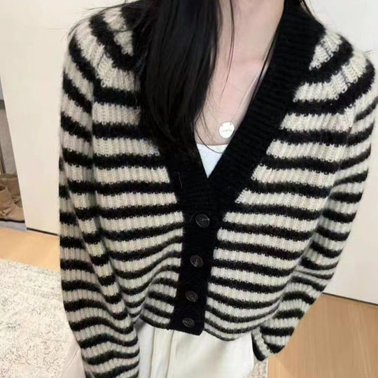Damen gestreifte Strickjacke mit weitem Schnitt und Knopfdetails R&B