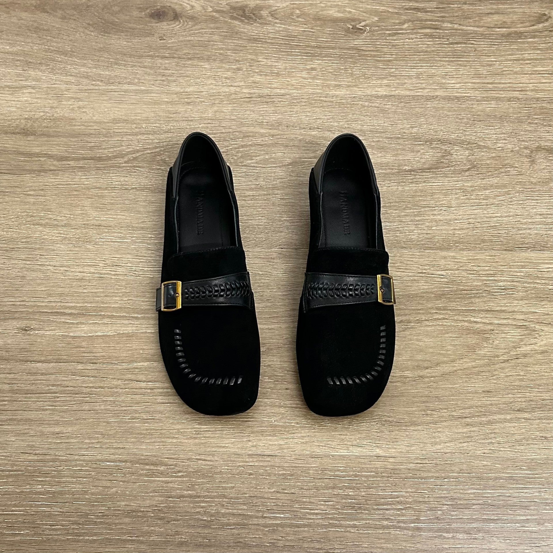 Damen Mokassins aus weichem Wildleder mit dekorativem Riemen R&B