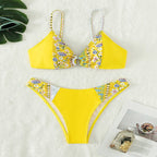 Damen Hochgeschnittener Triangel-Bikini mit floralen Applikationen und Knopfdetail R&B