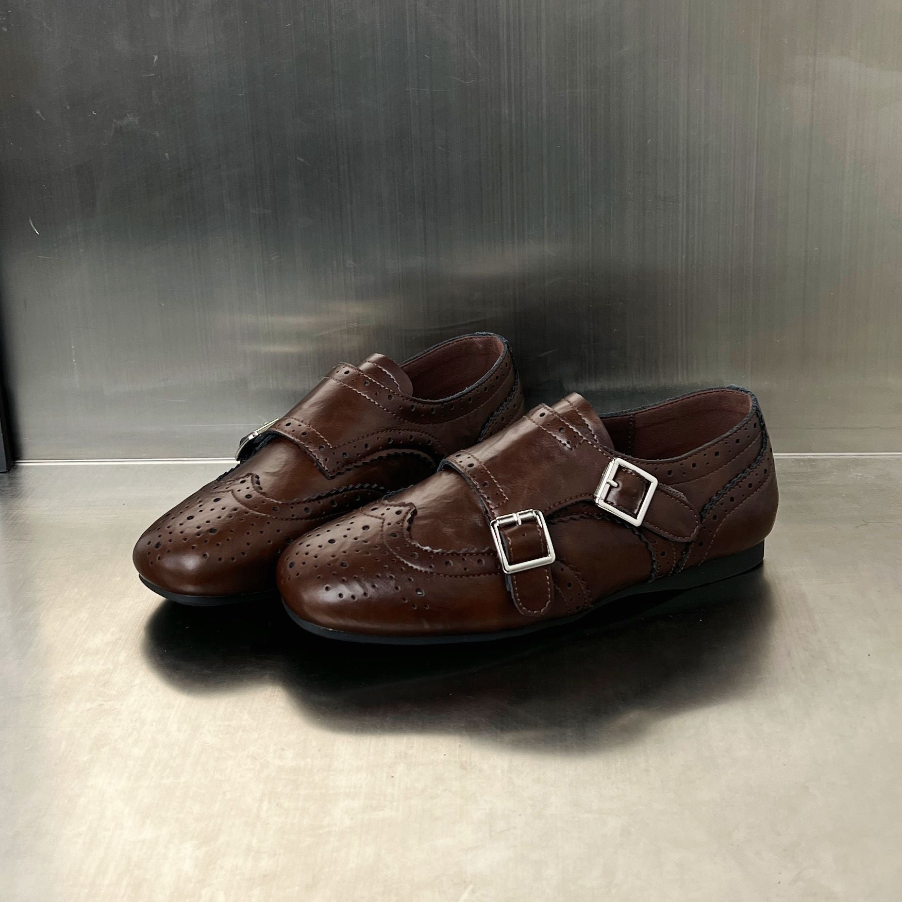 Damen elegante Mokassins mit modischen Schnallen und perforierten Details R&B