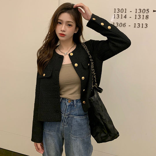 Damen Kurzblazer mit eleganten goldenen Knöpfen und modernem Schnitt