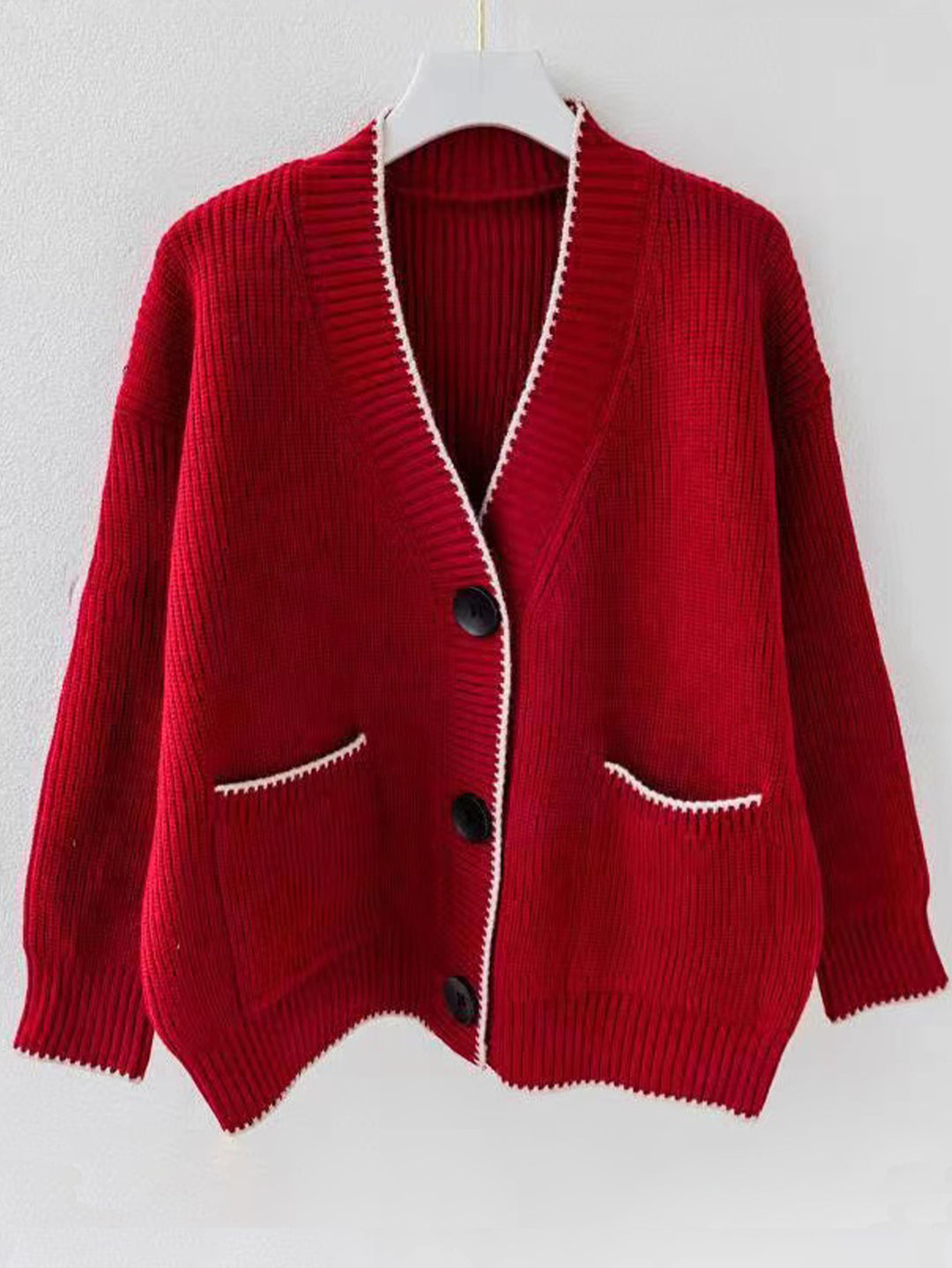Damen Strickjacke mit modernen Taschen und kontrastierenden Details R&B