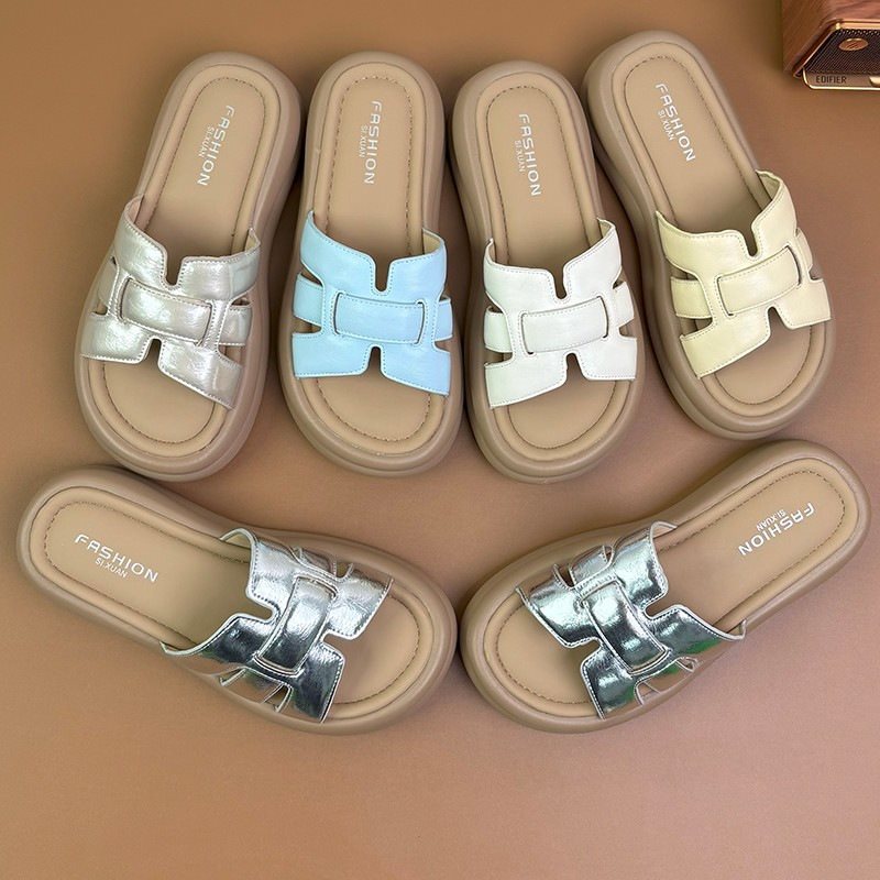 Damen Slide-Sandalen mit glänzendem Riemen und komfortabler Sohle EB