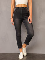 Damen High-Waist Jeans mit fransigem Saum und anpassbarem Schnitt