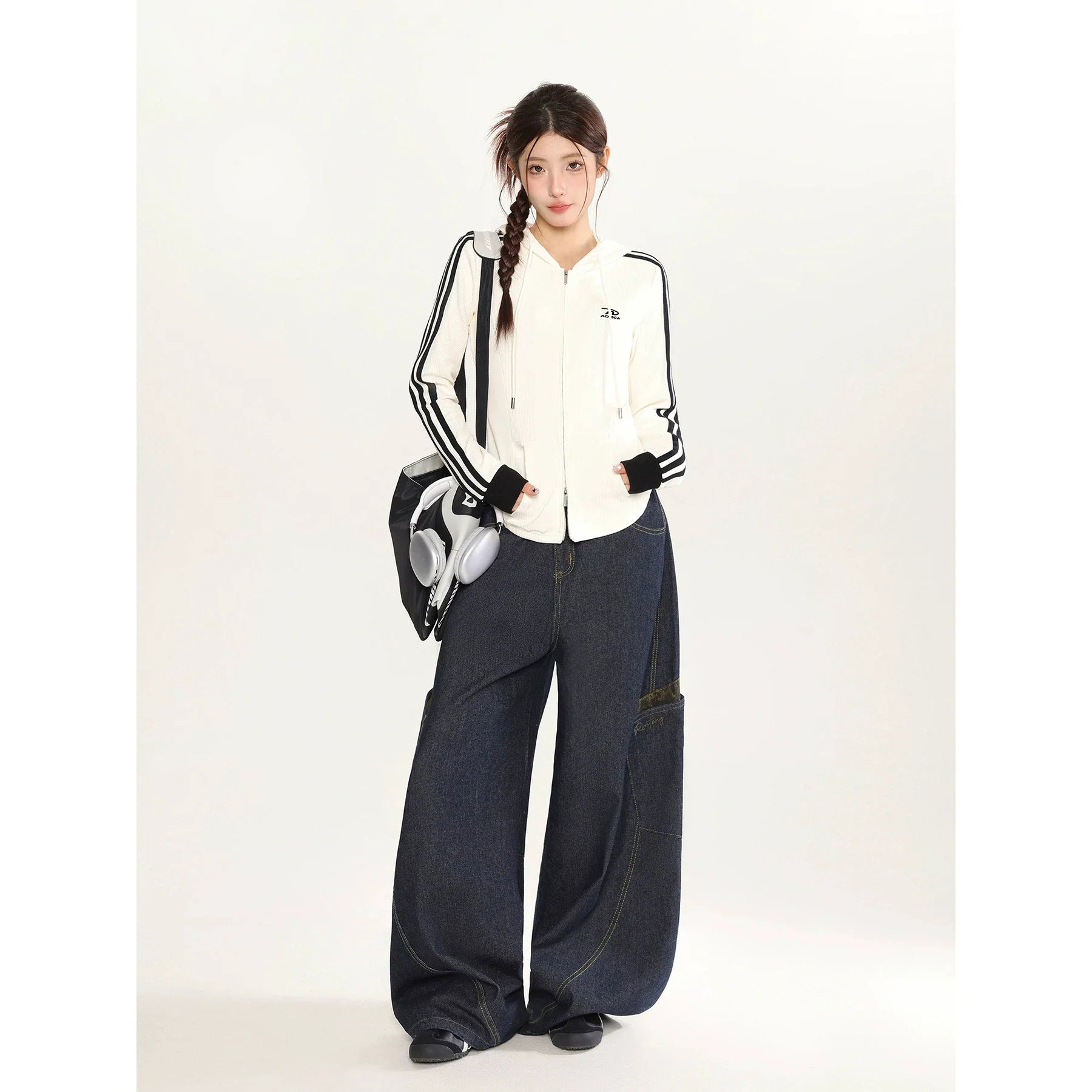Damen nan taillierte Kapuzen-Zipjacke aus geripptem Feinstrick mit Reißverschluss, Kordelzug und Kontrastärmeln R&B