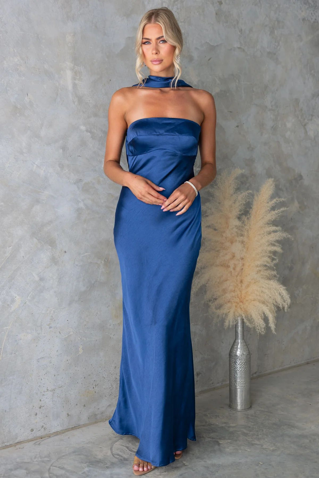 Damen Elegantes Abendkleid mit schulterfreiem Design und schimmerndem Satin R&B