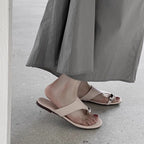 Damen Zehentrenner mit modischem Riemendesign und eleganter Metallverzierung R&B